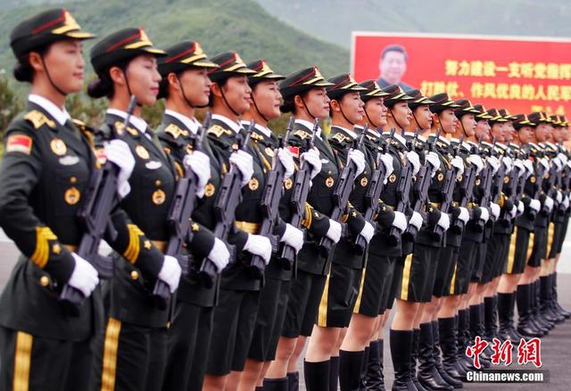 探訪閱兵基地 女兵持槍練隊英姿颯爽