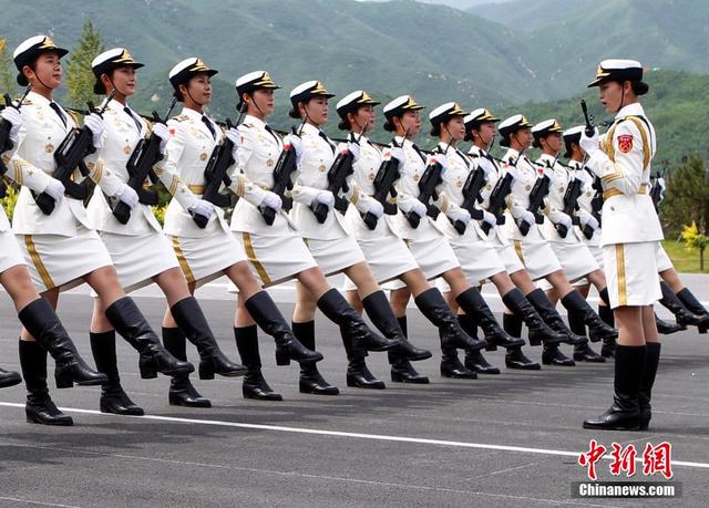 探訪閱兵基地 女兵持槍練隊英姿颯爽