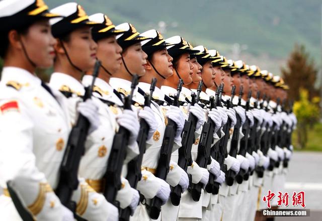 探訪閱兵基地 女兵持槍練隊英姿颯爽