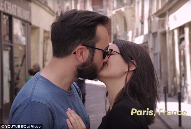 摄影师记录下各国情侣亲吻方式