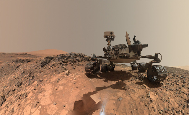 “好奇号”火星晒自拍 与岩石合影