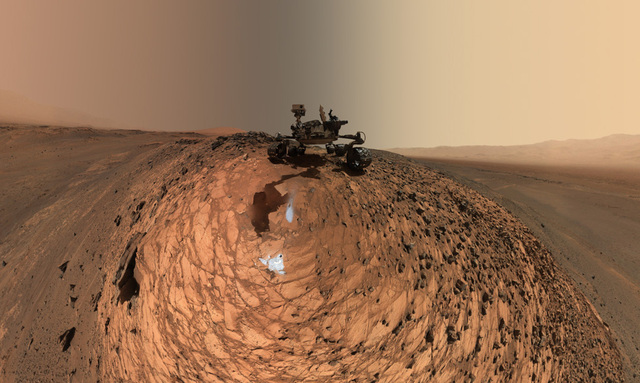 “好奇号”火星晒自拍 与岩石合影