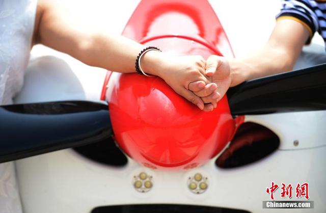 湖南現最“土豪”求愛 小夥“包”兩架飛機表白 湖南現最“土豪”求愛 小夥“包”兩架飛機表白