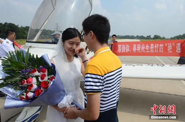 湖南現最“土豪”求愛 小夥“包”兩架飛機表白 湖南現最“土豪”求愛 小夥“包”兩架飛機表白