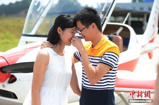 湖南現最“土豪”求愛 小夥“包”兩架飛機表白 湖南現最“土豪”求愛 小夥“包”兩架飛機表白