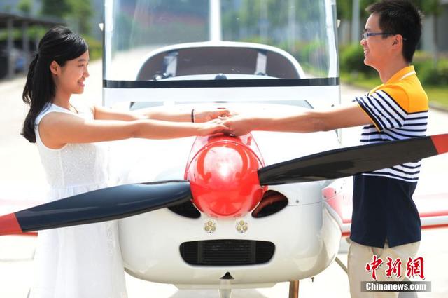 湖南現最“土豪”求愛 小夥“包”兩架飛機表白 湖南現最“土豪”求愛 小夥“包”兩架飛機表白