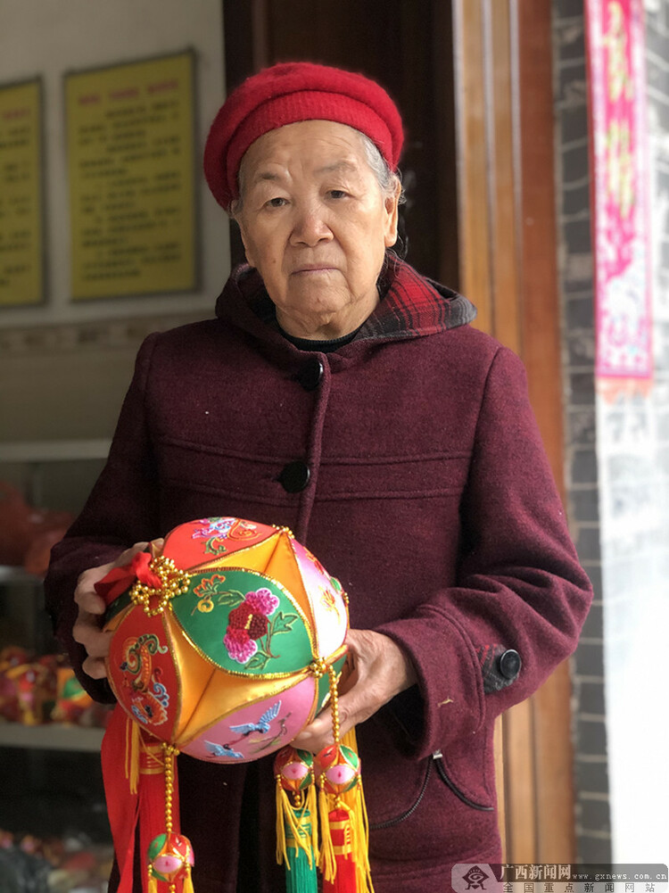 廣西靖西：“中華巧女”黃肖琴 她的繡球技藝了不起
