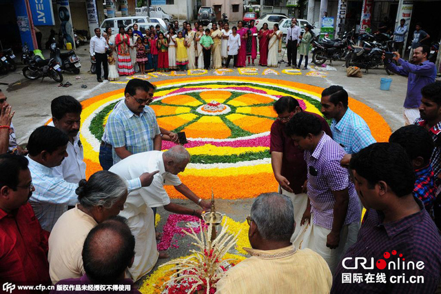 印度民众制作巨型花坛 迎接欧南节