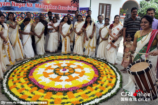 印度民众制作巨型花坛 迎接欧南节