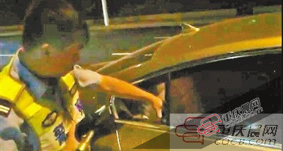 重慶一年輕媽媽粗心將嬰兒困在車內 警察砸窗救人