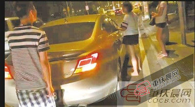 重庆一年轻妈妈粗心将婴儿困在车内 警察砸窗救人