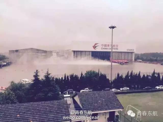 上海暴雨多处“看海” 虹桥机场飞机“水上漂”