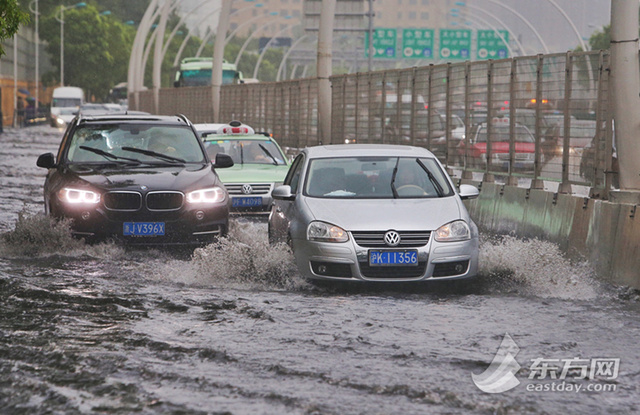 上海暴雨多处“看海” 虹桥机场飞机“水上漂”