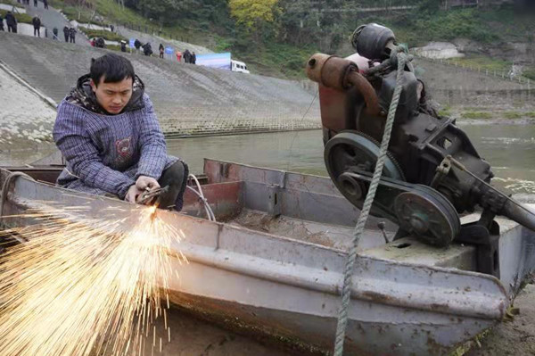 重慶北碚區舉行2020年非法捕撈工具集中銷毀行動