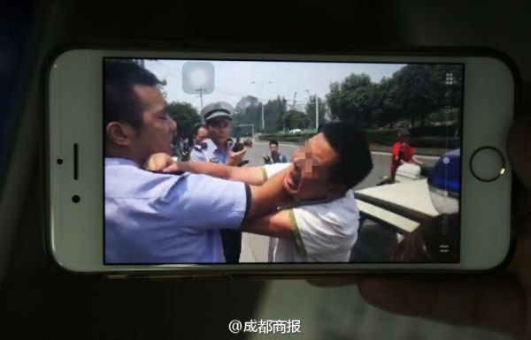 成都高校教授夫妇辱骂推打交警 被拘留5日