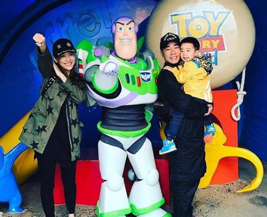 应采儿晒一家三口合影 陈小春与儿子脸贴脸