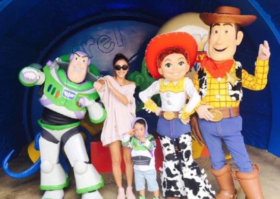 应采儿晒一家三口合影 陈小春与儿子脸贴脸