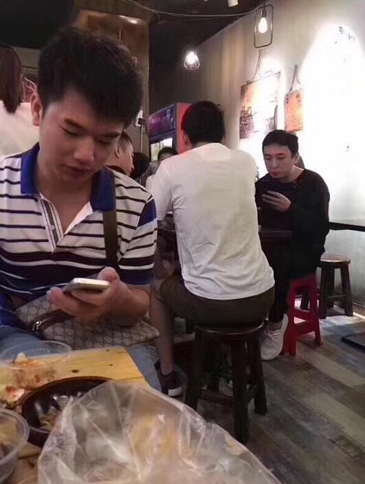 没网红?王思聪独自现身长沙街头吃夜宵被拍