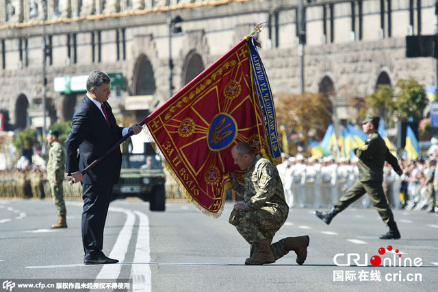 乌克兰举行独立日阅兵 总统亲自向士兵授旗