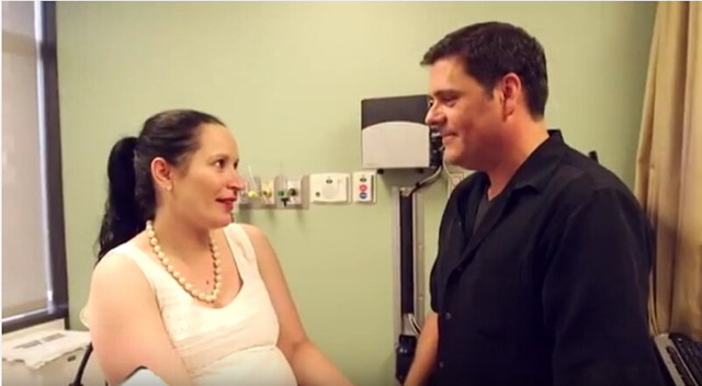 美国夫妇在医院“即兴结婚” 几小时后女儿出生