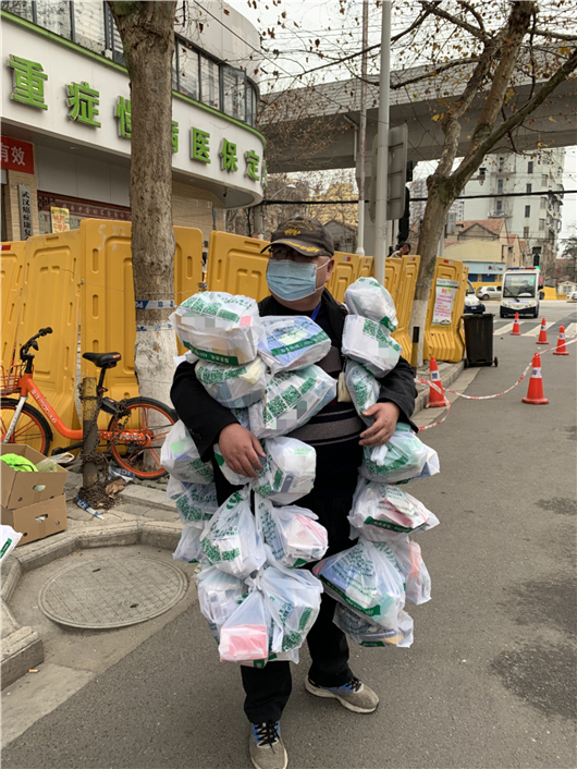 【湖北】武漢江岸區“社區買藥哥”:身上挂滿為居民買的藥