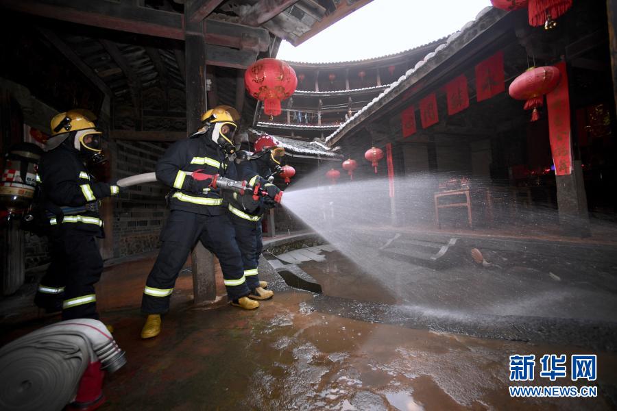 福建南靖：守護世遺土樓的“火焰藍”