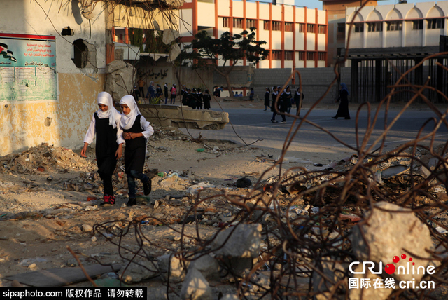 巴勒斯坦开学 学生在战争废墟内上课