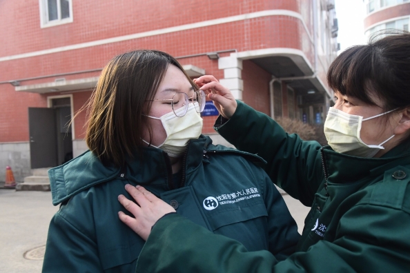 沈阳市六院负压病房里有一对母女“白衣战士”“与闺女并肩作战，这是一种荣誉”