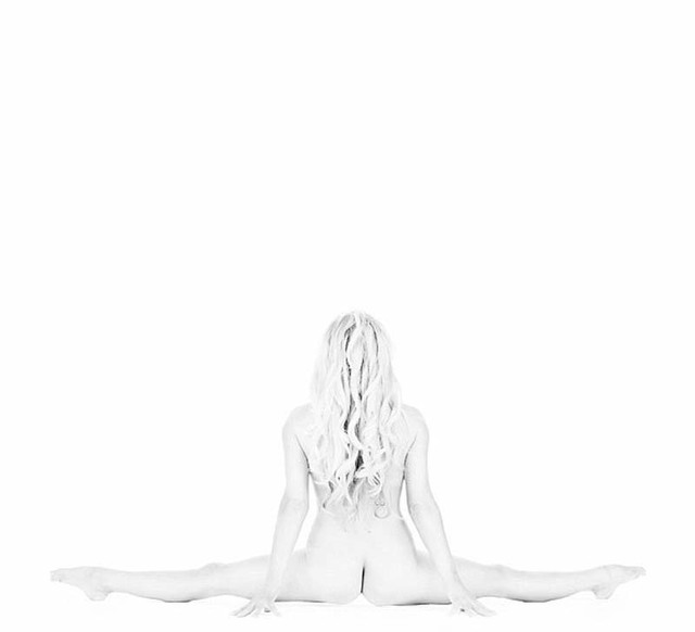 裸體瑜伽展現女性力量之美 畫面震撼