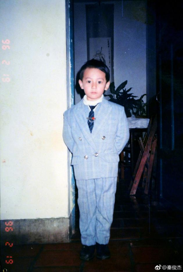女友杨紫准点在微博秀恩爱,秦俊杰更是晒出了一张小时候的照片,并称:"