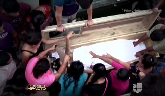 洪都拉斯16岁怀孕女子被埋葬后“复活”家人砸墓救人