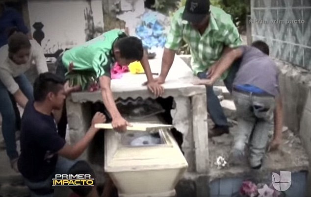 洪都拉斯16岁怀孕女子被埋葬后“复活”家人砸墓救人
