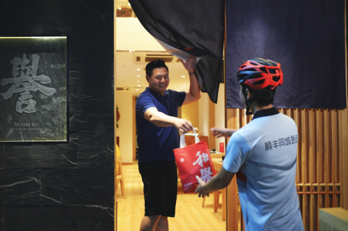 顺丰同城急送品牌、时效、经济、客制化四大产品，为商家一站式解决配送难题