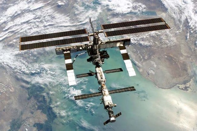 NASA视频中惊现香烟状UFO高速飞过国际空间站 NASA视频中惊现香烟状UFO高速飞过国际空间站