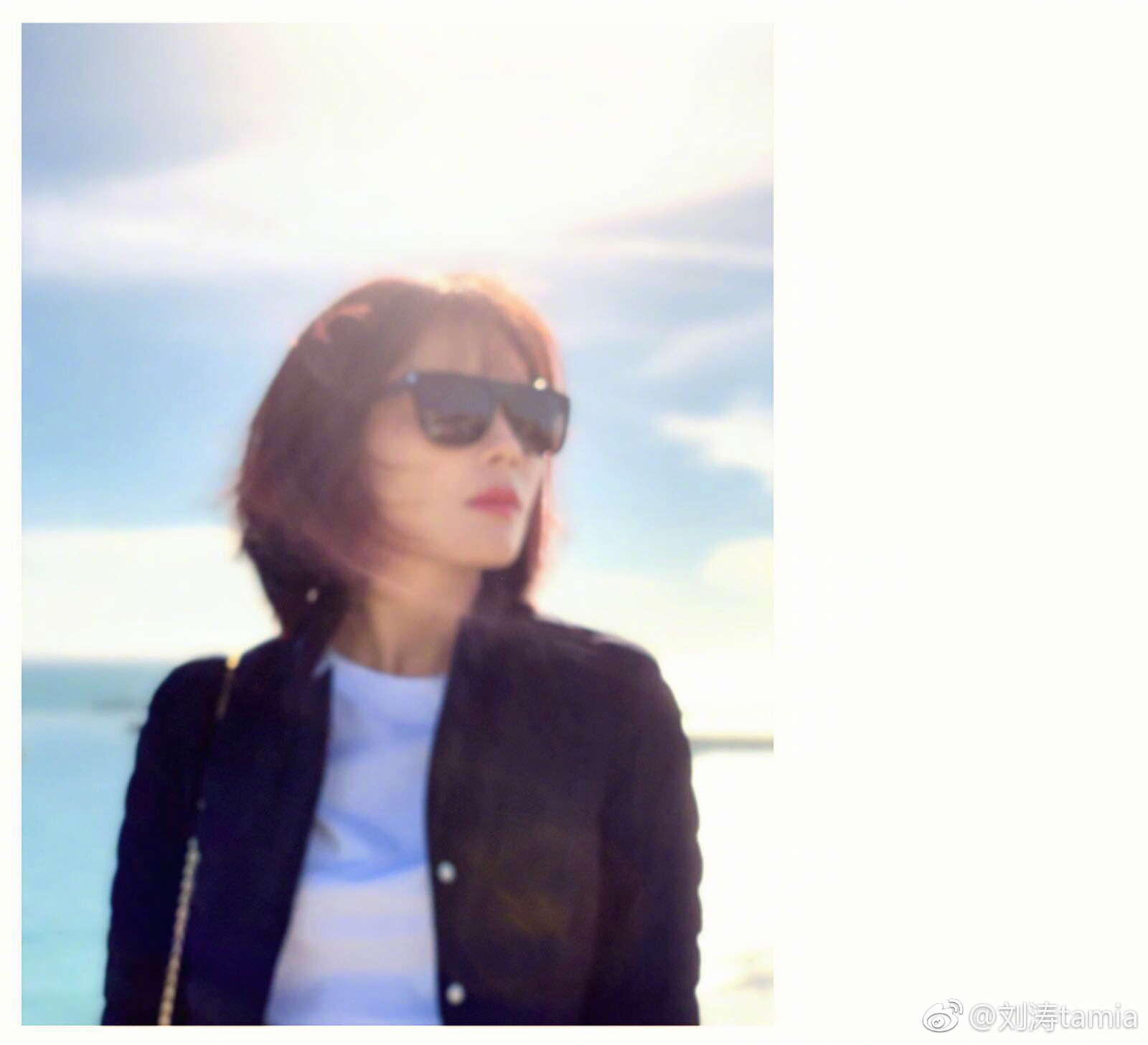 图片默认标题_fororder_刘涛背靠海边佳景 状态轻松似大片