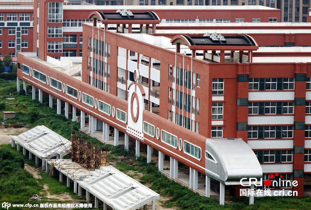 郑州一楼房造型似"动车" 走廊一端为车头 郑州一楼房造型似"动车" 走廊一端为车头