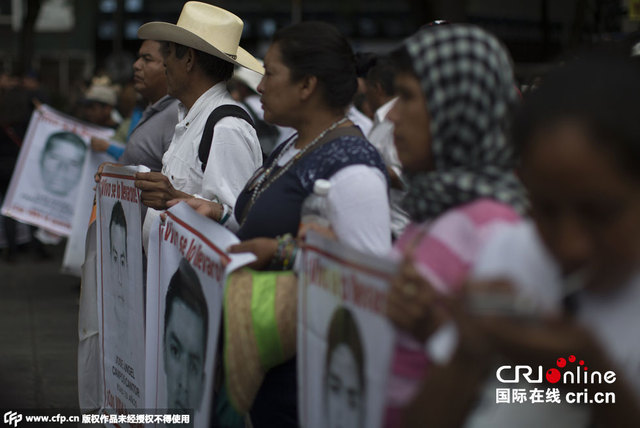 墨西哥民众游行要求为43名失踪学生讨回公道