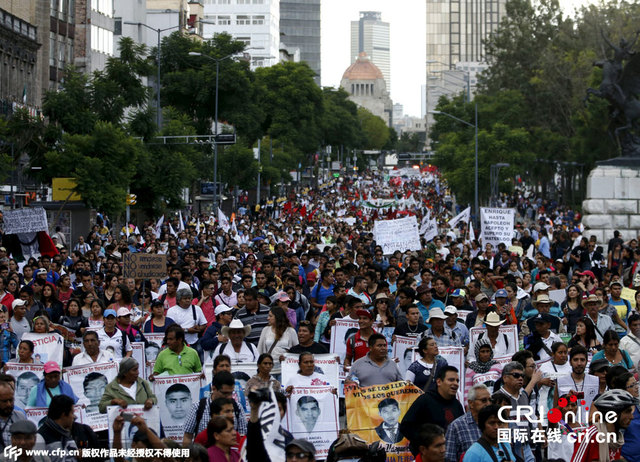 墨西哥民众游行要求为43名失踪学生讨回公道