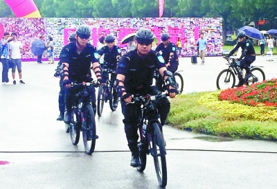 （平安江苏图文）南京市栖霞警方将骑巡队投入到仙林大学城