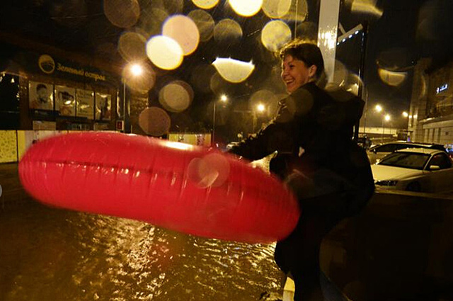 台风“天鹅”登陆俄罗斯沿海 民众用充气床垫“冲浪”