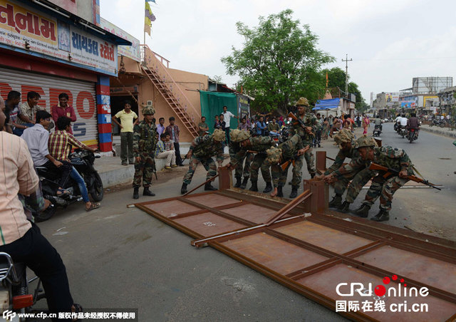 印度军方加强古吉拉特邦城市街头巡逻 应对骚乱局势