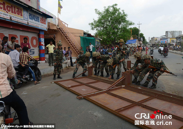 莫迪老家發生騷亂50萬人遊行 軍警開槍打死10人