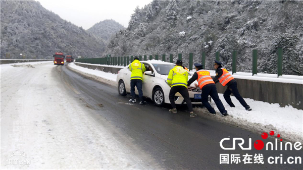 【湖北】【CRI原創】鄂西路政支隊第九大隊：部門聯動 共同抗擊冰雪保暢通