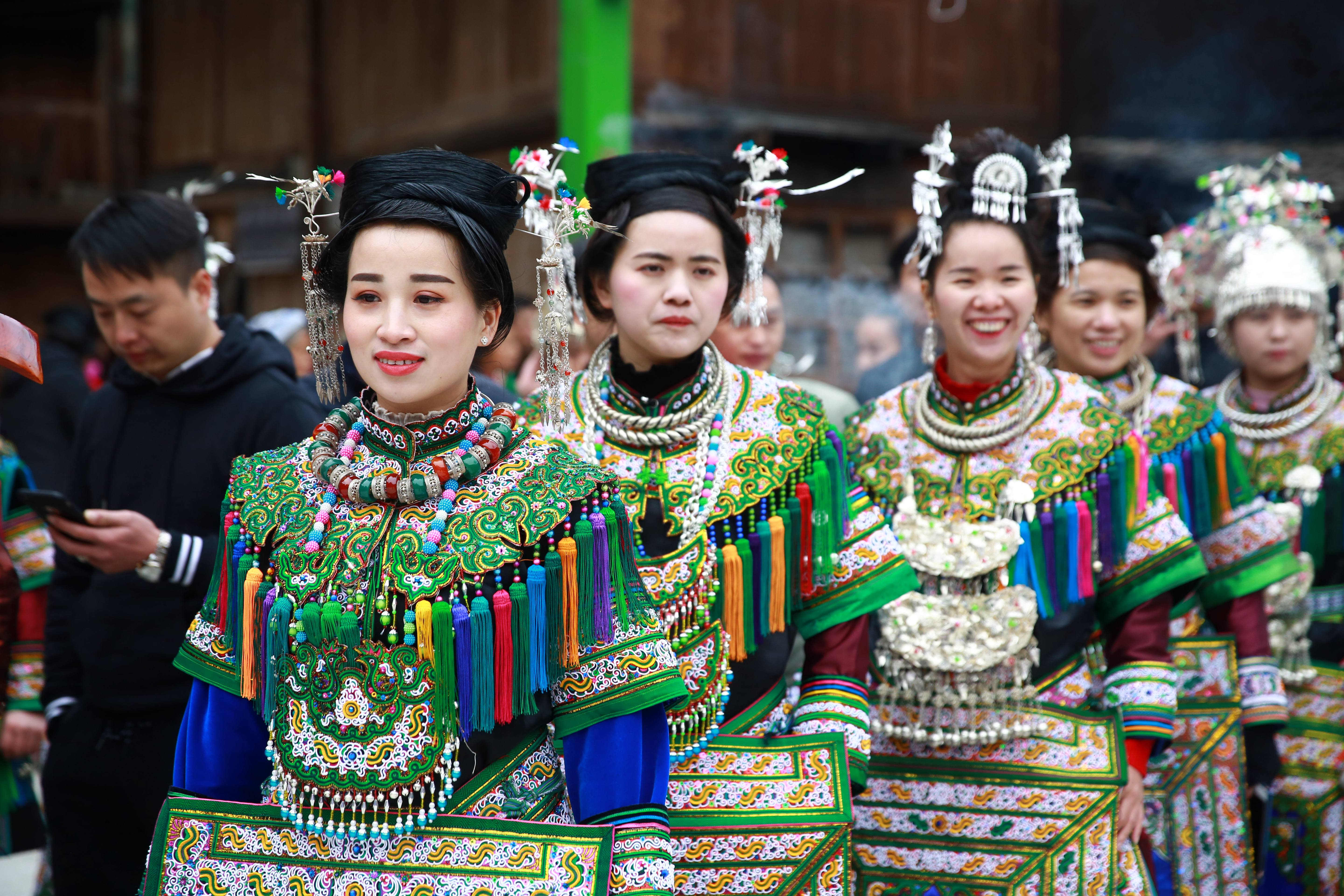 在贵州省榕江县朗洞镇高便村,侗族小女孩在进行踩歌堂活动.