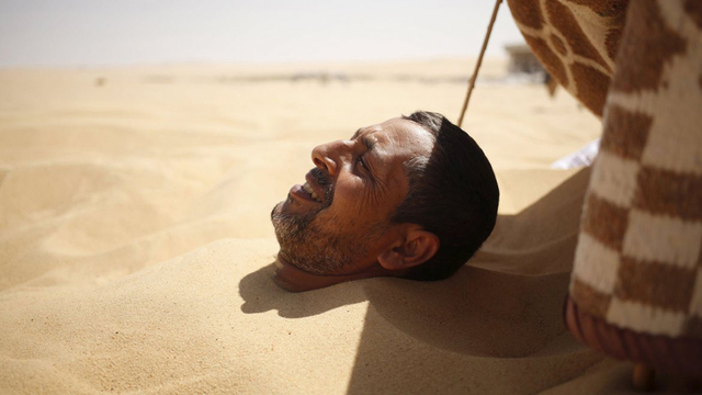 探秘埃及古老疗法:热沙埋人