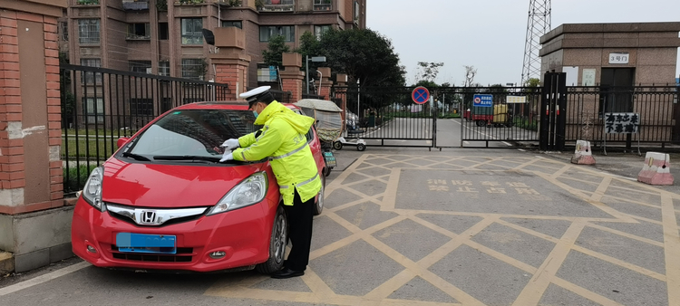 重慶江北交巡警將在重點路段開展機動車違停專項整治行動