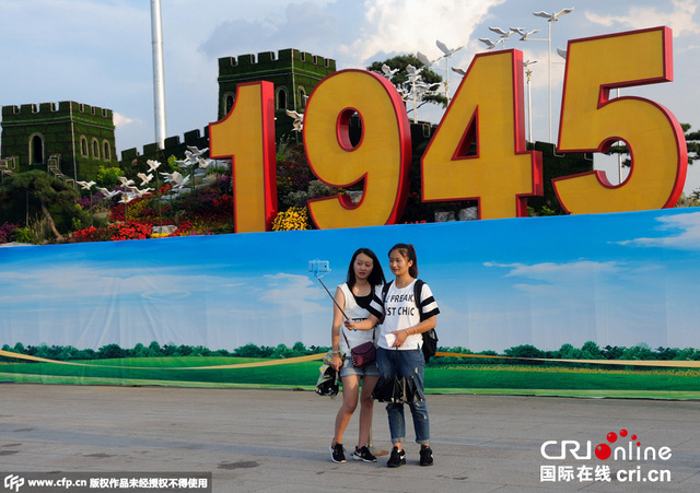 北京天安门广场妆扮一新 游客竞相观赏拍照