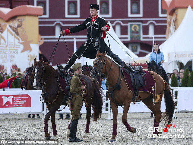 俄國際軍樂節開幕在即 騎兵表演展高超技能