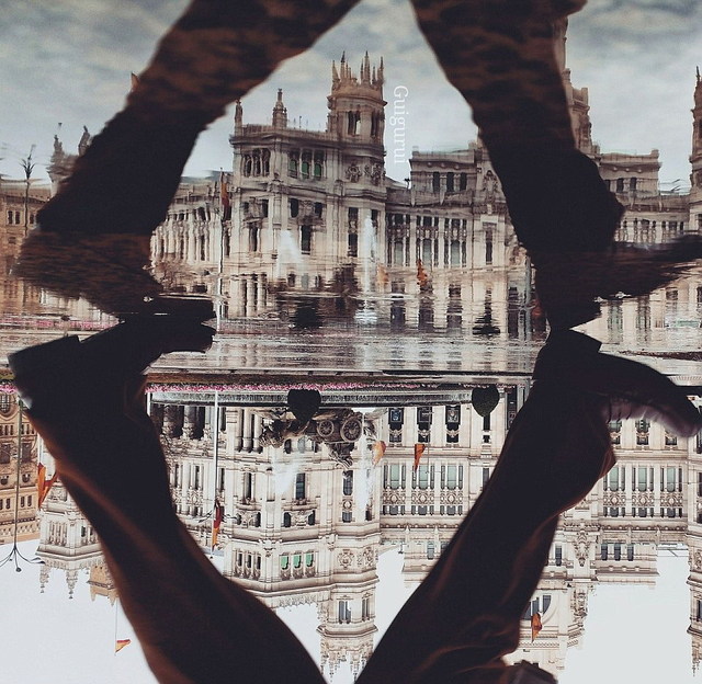 西班牙摄影师拍水洼中的城市倒影走红 展现别样魅力