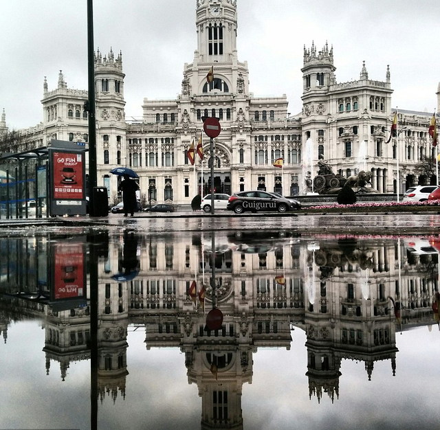 西班牙攝影師拍水洼中的城市倒影走紅 展現別樣魅力